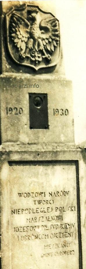 Obelisk Piłsudskiego na Zamczysku w Chrobrzu