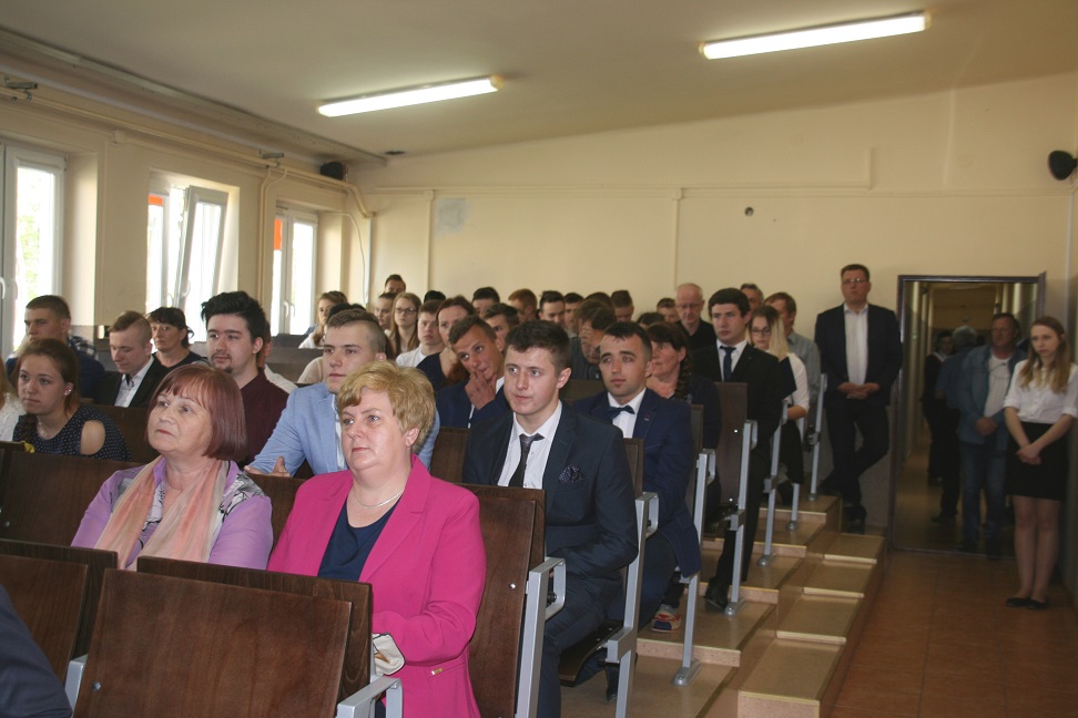 Pożegnanie absolwentów ZSCKR Chroberz - zdjęćie z uroczystego apelu