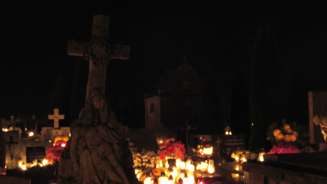 cmentarz nocą