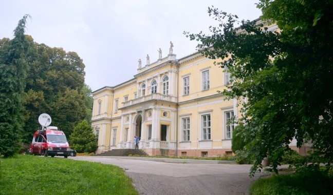 Pałac w Chrobrzu z samochodem transmisyjnym Radia Kielce