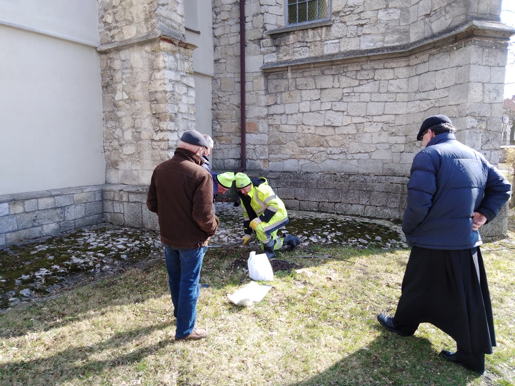 geolodzy podczas badań otoczenia kościoła w Chrobrzu