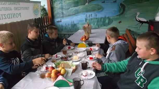 Uczniowie z Chrobrza w gospodarstwie w Nieprowicach
