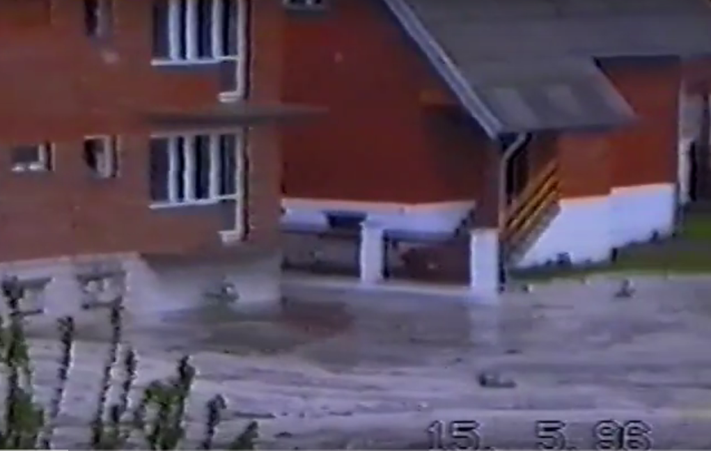 kadr z nagrania powodzi z Chrobrza w 1996 roku