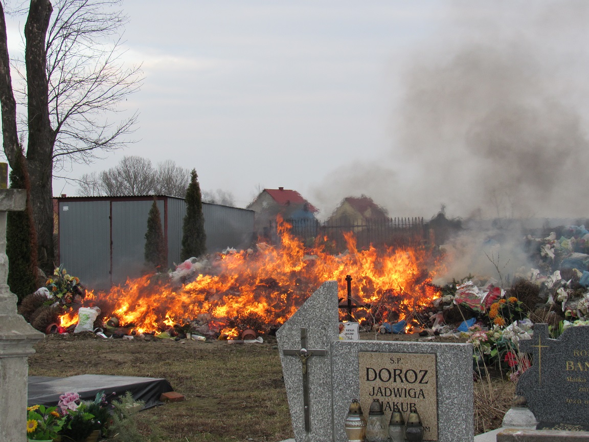 pożar śmieci na cmentarzu w Chrobrzu