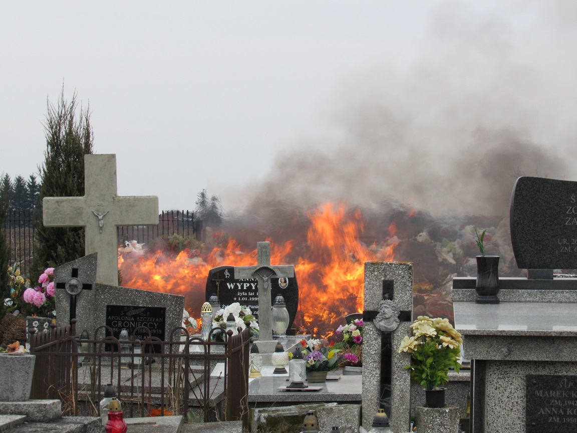 pożar śmieci na cmentarzu w Chrobrzu