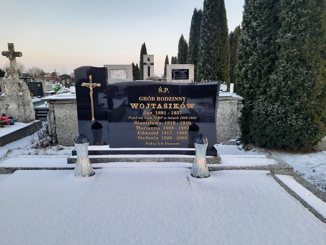 grób posła na cmentarzu w Chrobrzu