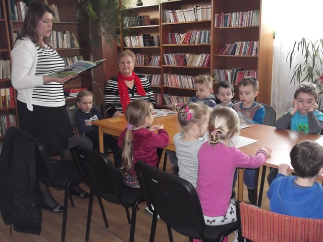 dzieci w bibliotece w Chrobrzu