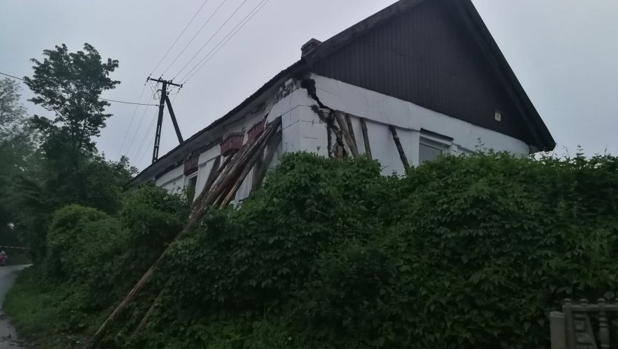 Kostrzeszyn - uszkodzony dom w wyniku osunięcia gruntu
