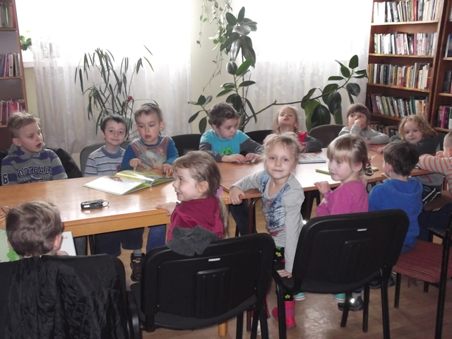 dzieci w bibliotece w Chrobrzu