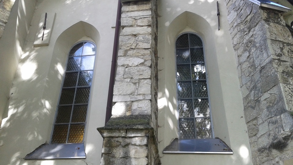 okna od strony południowej w kościele w Chrobrzu